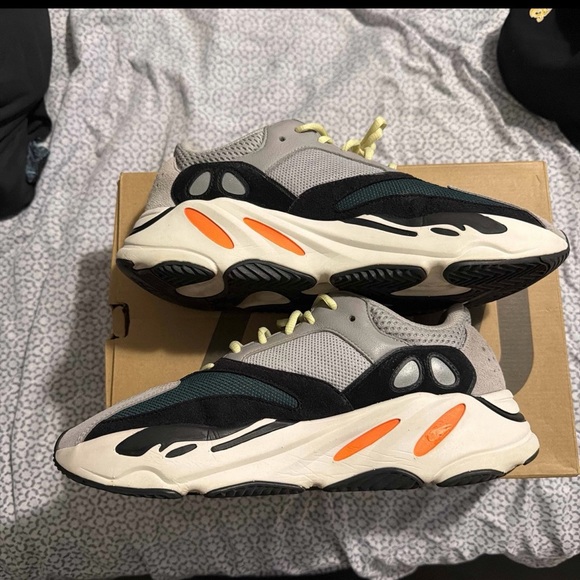 Yeezy 700 - Picture 2 of 7